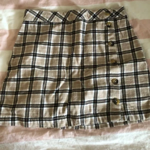 H&M kjol strl 40 - Säljer en H&M kjol pga att den inte längta passar mig och jag har själv bytt stil.  Jag kan mötas upp, bor lite utanför Jönköping annars står köparen för frakt.  Hör av dig om du är intresserad!!  Köp flera saker samtidigt för ett billigare pris!!