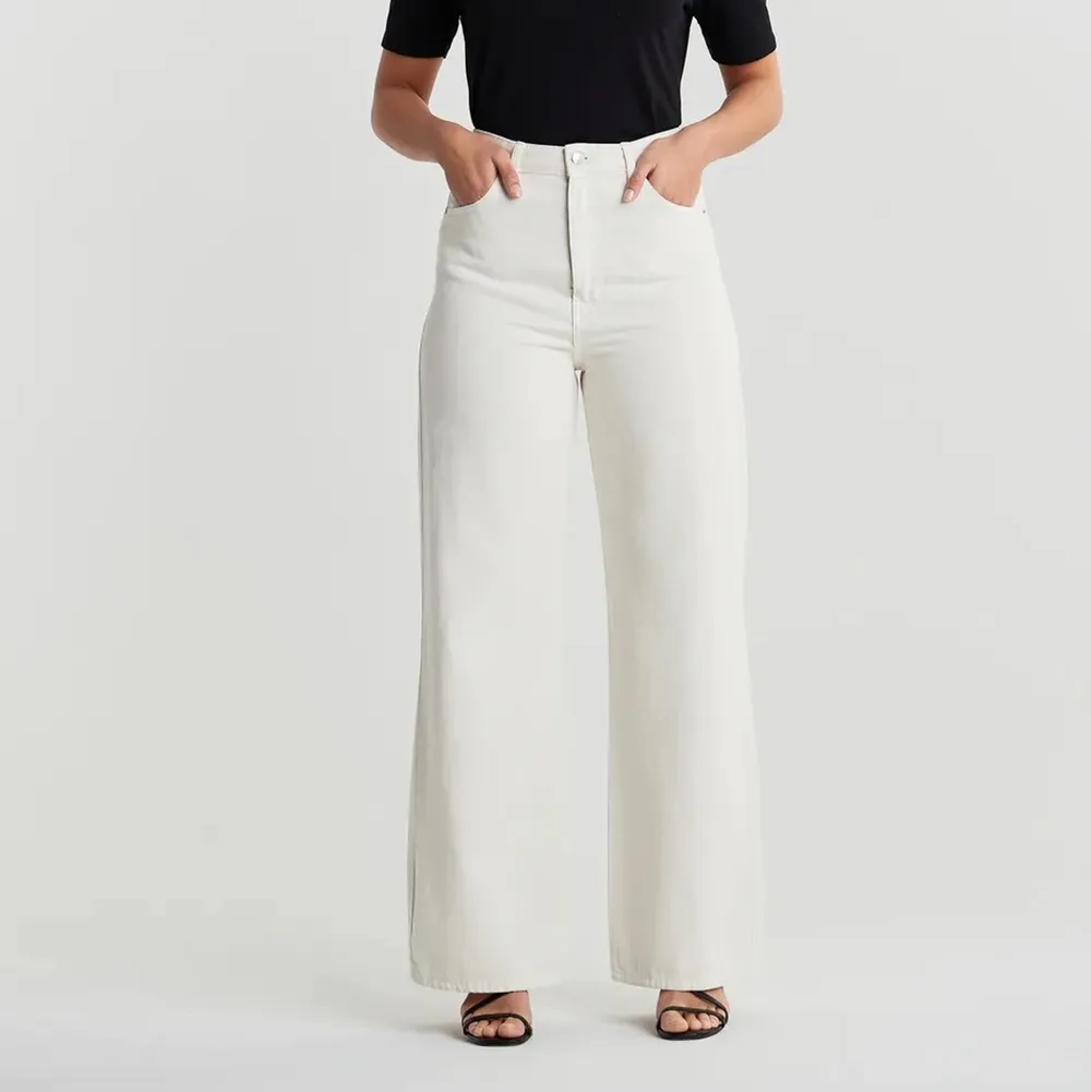 Säljer ett par ljusbeiga jeans i modellen idun wide från ginatricot. Sitter ungefär som bilden från hemsidan. Köparen står för frakt.. Jeans & Byxor.
