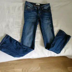 Jätte snygga och trendiga low rised flared jeans från Cubus. Användning syns, på låret och bak på jeansen.  110kr + 59 kr frakt :)