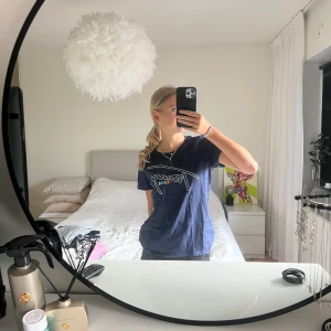 T-shirt - T-shirt från Tommy Hilfiger. I strl S. Sparsamt använda. Nypris: 499kr Mitt pris: 80kr Vid en snabb affär kan priset diskuteras 💸 Kan mötas i Tyresö eller skickas. Frakt kan tillkomma!