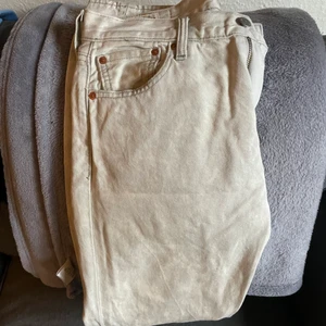 Levi’s jeans - Säljer nu mina levi’s jeans för att dom inte ör min stil längre. Modellen ör 551z och storleken ör W30 L32.  Dom ör i gott skick!