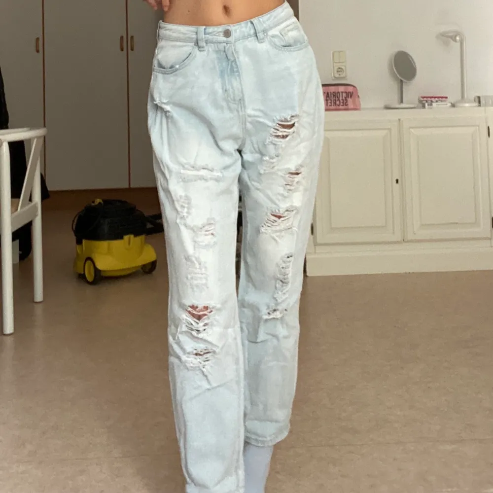 jeans fån new yorker köpta second hand🤍bra skick säljer då de ej kom till användning. Jeans & Byxor.
