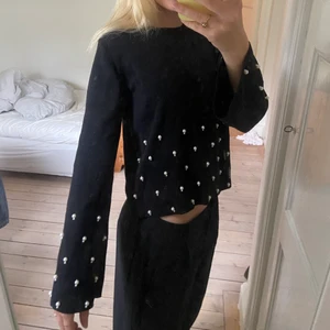 Tröja - Jättefin svart stickad tröja med pärlor! Perfekt till hösten! Storlek XS 💕💕