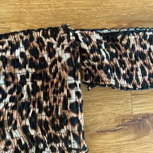 Leopard bikinitopp med avtagbara ärmar. Skulle gissa på att det är storlek S eller XS. 