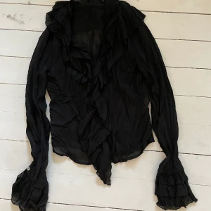 Svart vintage blus  - Super gullig blus köpt second hand. Väldigt bra skick 