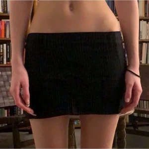 Jätte söt mini kjol - Jätte fin kjol som tyvärr inte kommer till andvänding 💕skrolla till sista bilden för att se hur tyget ser ut! Förra ägarens bilder