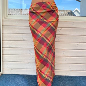 Jake’s rutig färgglad långkjol strl. XS/S - Storlek: XS/S Märke: Jake’s Skick: använd ett fåtal gånger, väldigt bra skick.   Jag är 165cm, XS/S i överkropp. S i underkropp.   Köper du flera plagg så blir det lägre pris.🌸  Köparen står för frakt om vi inte kan mötas upp! + 52kr (spårbart)🌟