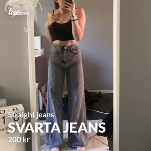 Svarta jeans  - Svarta jeans. Sitter löst och straight. Använt några gånger men fortfarande bra skick. Original pris 400kr. Storlek 34.