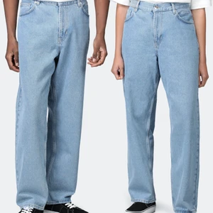 loosefit jeans sweetsktbs  - ljusblå loosfit jeans från sweetsktbs, köpta på junkyard. använda men i fint skick, svag slitning vid hälen, inga hål.