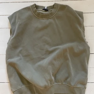 Kortärmad tröja  - Kortärmad tjock tröja från & other stories. Aningen oversized 