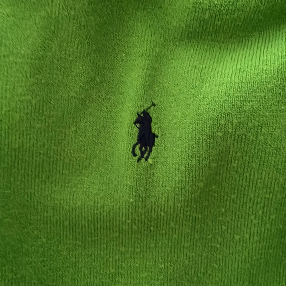 Säljer min gröna stickade tröja från Ralph Lauren. Den är i storlek L och i gott skick. Mysig och inte alls stickig. Köparen står för frakten 🖤. Stickat.