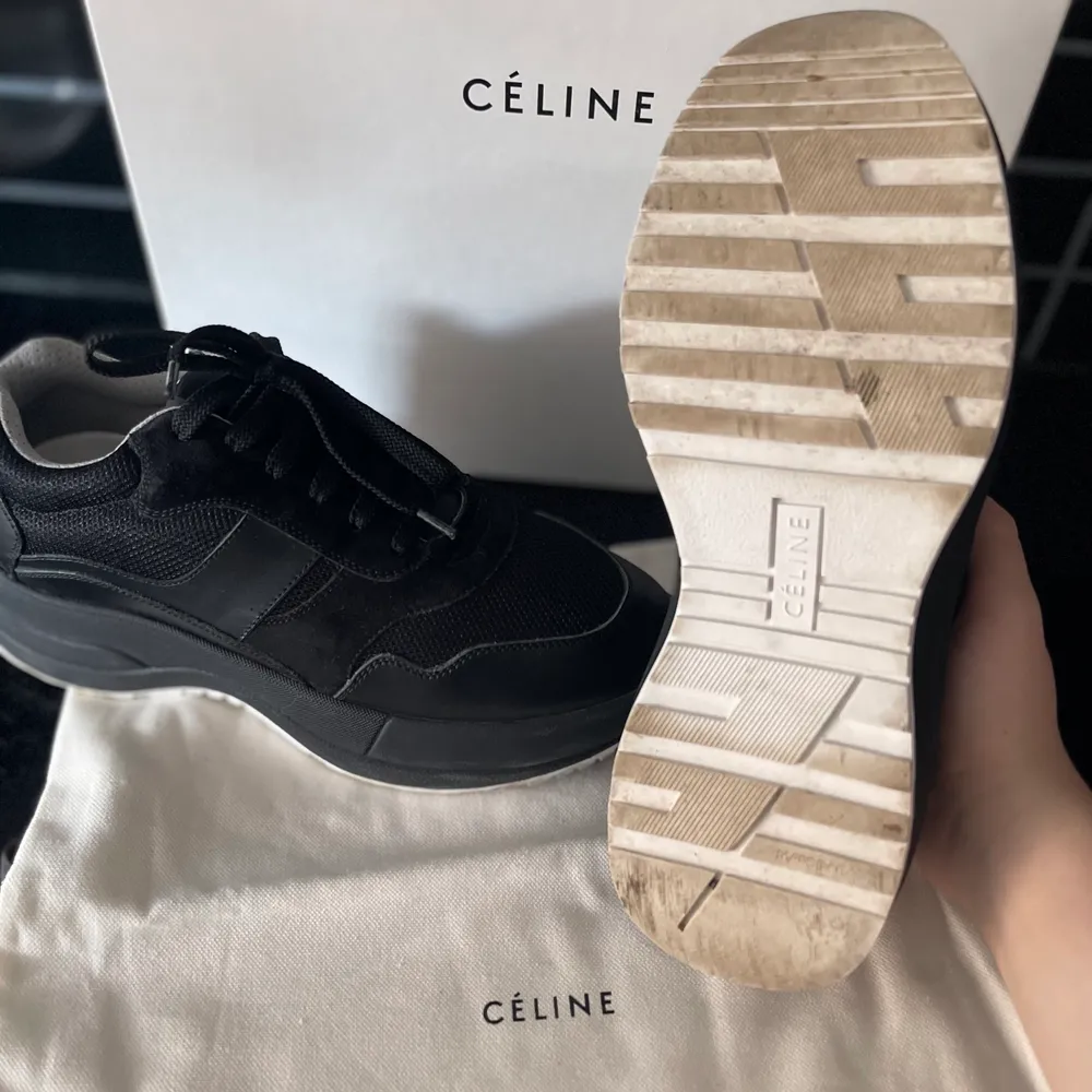 Jättesnygga äkta Céline chuncky skor som går med allt men används tyvärr inte. Använda ungefär 3-4 gånger och är i perfekt skick. Köpta för ungefär 1 år sedan på sajten ”Best Secret” för 2000kr istället för 4000kr. Kan gärna skicka fler bilder 🥰. Skor.
