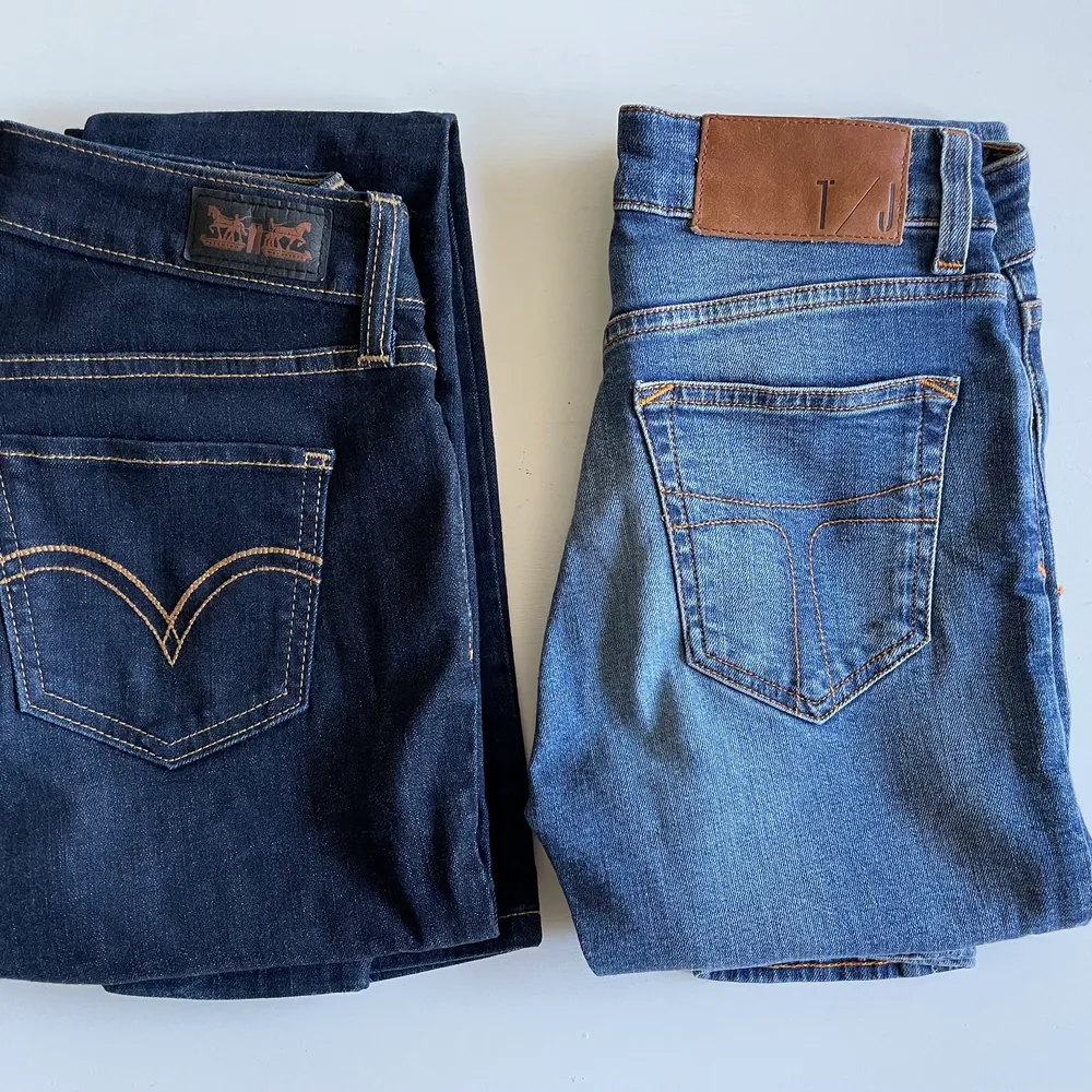 Vänster: Mörkblåa jeans från Levis i storlek W26 L30. Pris 100 kr eller högstbjudande. Mycket fint skick, nästintill oanvända.  Höger: Mellanblåa jeans från Tiger of Sweden i storlek W26 L32. Pris 300 kr eller högstbjudande - i princip oanvända.. Jeans & Byxor.