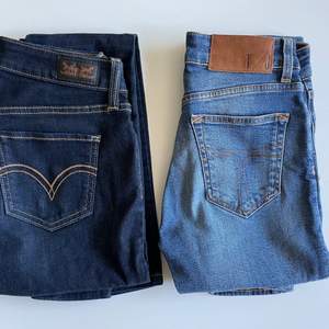 Vänster: Mörkblåa jeans från Levis i storlek W26 L30. Pris 100 kr eller högstbjudande. Mycket fint skick, nästintill oanvända.  Höger: Mellanblåa jeans från Tiger of Sweden i storlek W26 L32. Pris 300 kr eller högstbjudande - i princip oanvända.