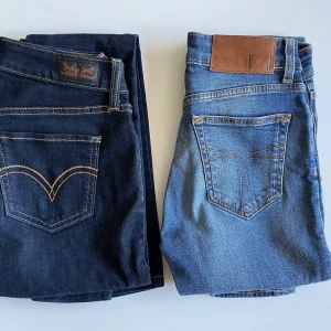 Jeans - Vänster: Mörkblåa jeans från Levis i storlek W26 L30. Pris 100 kr eller högstbjudande. Mycket fint skick, nästintill oanvända.  Höger: Mellanblåa jeans från Tiger of Sweden i storlek W26 L32. Pris 300 kr eller högstbjudande - i princip oanvända.