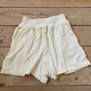Frottéshorts - Cremevita shorts i frotté från Hm. Finfint skick! 