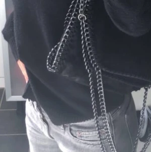 Väska med kedja - Säljer nu min Stella McCartney-liknande väska då den inte kommit till användning. Bilderna är tagna av mig och jag tänkte ha en budgivning på väskan 💗 ⚠️ Högsta bud är INTE 500kr, någon la bud på 500 men hörde inte av sig, kontakta mig om ni vill buda 💗⚠️