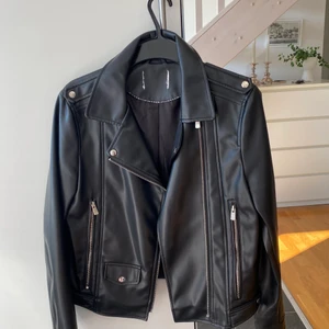 Skinnjacka ZARA XS 150kr - En superfin jacka från ZARA storlek xs, tyvärr har lappen gått sönder så därför är den bortklippt. 
