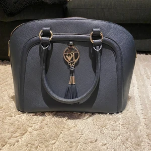 Armani väska - Säljer en snygg blå Armani väska med tillhörande dustbag. Säljs pga att den inte kommer till användning. Den är helt oanvänd och är äkta. Nypris ca 1400kr. Kan mötas upp eller frakta. Om du vill ha fler bilder och är intresserad så är det bara att skriva😊