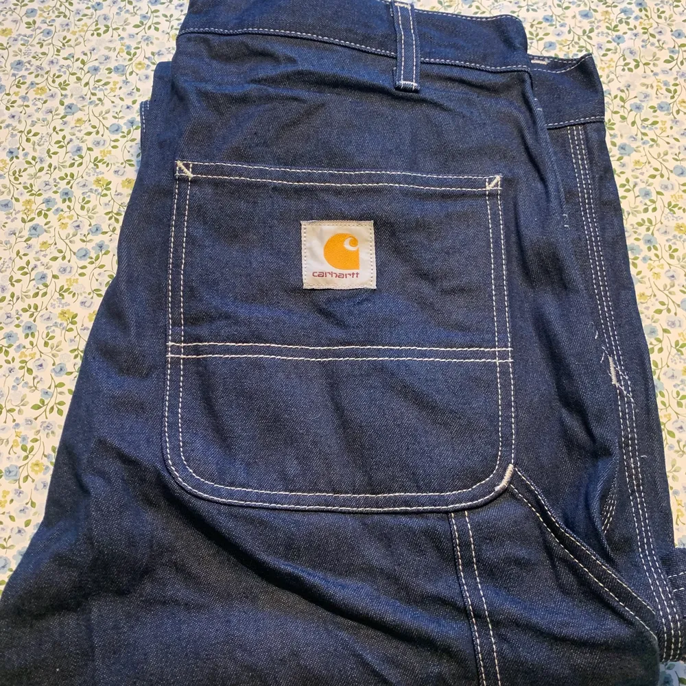 Felköp som endast är testade och sedan tvättade , passar ej mitt midjemått, så säljer dessa , kan skickas spårbart för 66:- . Jeans & Byxor.