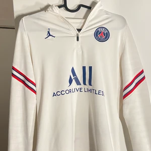 Jordan X PSG - Vit PSG fotbollströja😍 endast använd ett fåtal gånger då även den blivit för stor för mig. Tröjan är i herrmodell och kan därav användas av båda tjej och kille. Har för mig att den är slutsåld överallt. Vid intresse kontakta, köp alltså inte via knappen!🛑