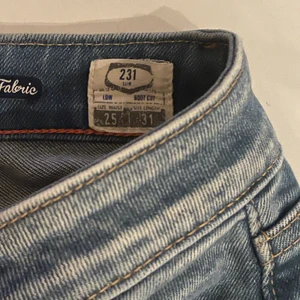 Lågmidjade Bootcut jeans - Verkligen så snygga, lågmidjade Bootcut jeans. Fint skick från märket Crocker, modell 231. Storlek 25 i midjan! ❤️ Bild 2 och 3 är lånade då de är försmå för mig så kan inte visa de på🙈 Runt 600 nypris!❤️.  Buden är bindande och vinner du är jeansen dina!❤️