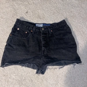 Black jorts !  - Thrifted black jeanshorts that are super cute and comfy :) there is no size on any label but they fit like the size S. 