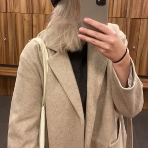 Ginatricot Kappa - Lång kappa från Ginatricot i storlek 36, jättefint skick då den är använd få gånger 😊 Nypriset 699 kr, frakt ingår!