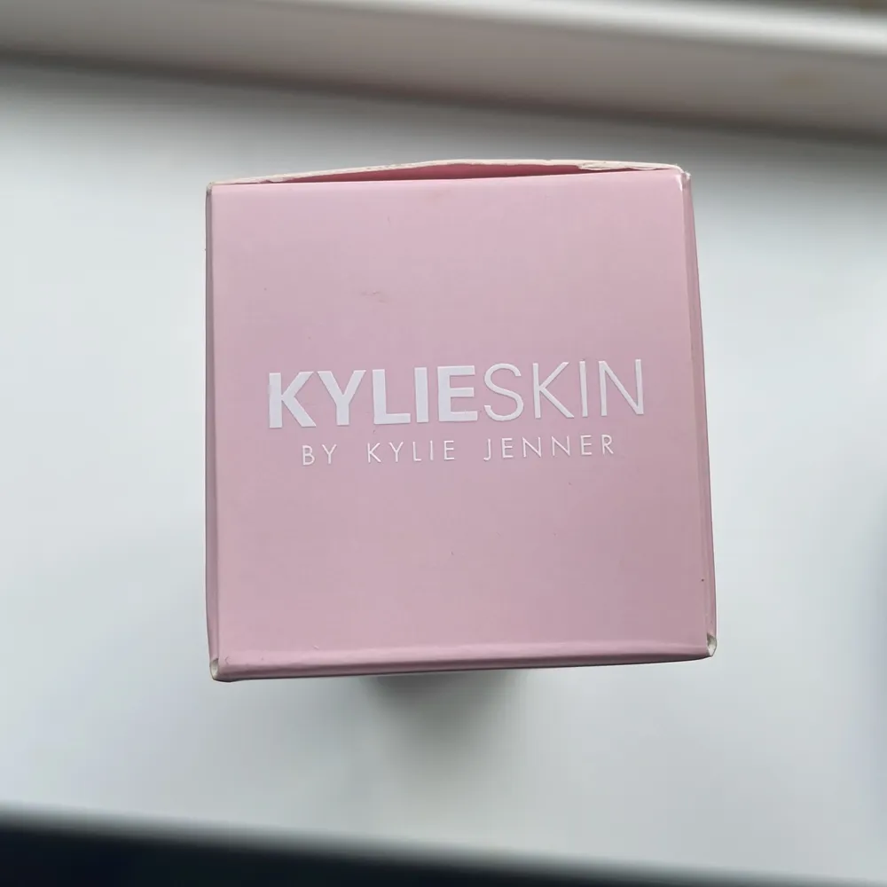 Säljer denna Walnut Scrub från Kylie Jenners hudvårdsmärke Kylie Skin. Helt oöppnad med försegling kvar. Nypris var 290 kr!. Övrigt.