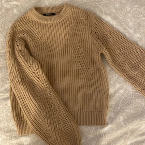 Sticka tröja från Gina tricot  - Jättefin och skön stickad tröja från Gina, är i en lite mörkare beige färg vilket är jättefint nu till hösten, tjockare i material vilket är bra när man fryser! Storlek S och är så gott som ny! Skriv till mig vid intresse så bestämmer vi när vi ska mötas!