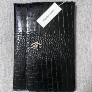 Carin Wester datorfodram - Säljer mitt oanvända datorfodral. Mått: 36*26 cm. Frakt tillkommer