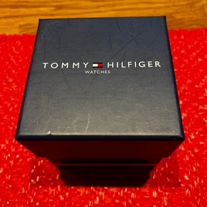 Tommy Hilfiger klocka  - Har använt den få gånger så jag tänkte sälja den, den har inga repor och ser ut som ny!