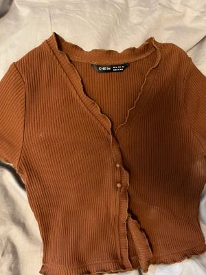 Söt topp - Söt topp strl xs från shein. Knappt använd, säljer då den ej kommer  till användning. Säljer för 40kr.