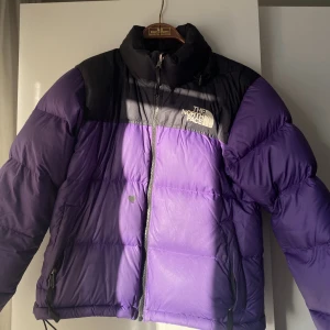 The north face jacka - Säljer nu min fina north face jacka i storlek Small pga att den är lite för kort på mig. 1mm litet hål som jag täckt med textiltejp, skickar med ett paket med det vid köp :) annars bra skick