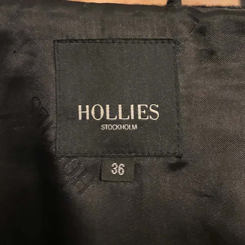 Säljer denna hollies kappa som inte kommit till användning. Den är helt oanvänd. Den är köpt för 5980. Jackor.