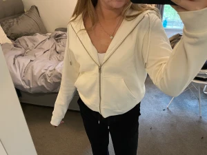 Vit zip hoodie Hm - Väldigt fin, nästan helt oanvänd zip hoodie från Hm strl s. Säljer då jag köpt ny. Säljer för 170kr.