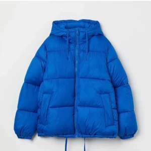 Jacka - Säljer nu min jättesköna fina blå pufferjacket från hm. Storlek xs. Inga hål eller slitage☺️ kom med egna bud men säljer helst inte för under 350kr+frakt😍