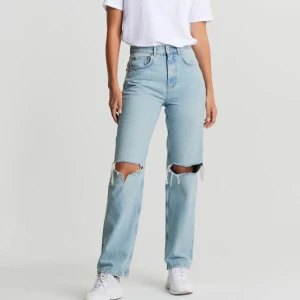 90s High waist jeans - Jeans från Ginatricot i storlek 34, säljs då de inte kommer till användning då de är aningen stora för mig i midjan. Använda ett fåtal gånger♥️Är 1.70 och de passar perfekt i längden för mig, kom privat för fler bilder, pris går att diskutera