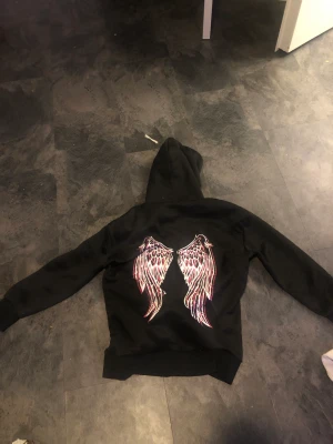 ”I HAVE A PAIR OF WINGS” hoodie ifrån SHEIN - En hoodie ifrån SHEIN i nästan nyskick, (läs bio innan ni köper) 🫶🏻
