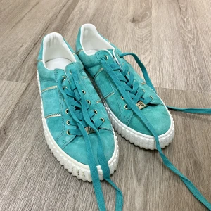 Philip Hog skor  - Säljer dessa superfina Philip Hog skor som är perfekta nu till våren! De är i superbra skick då de har bara använts ett fåtal gånger. Köpta för 1100kr 💕 Säljer även ett par i beige!