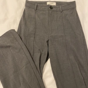 Kostymbyxor från Pull&Bear - kostymbyxor från Pull&Bear som inte kommer till användning längre. De är köpta förra året och är i bra skick!   De är uppsydda där nere men det går enkelt att ta bort om man vill ha de längre. Skulle säga att de passar längden 170cm utan uppsyningen. 