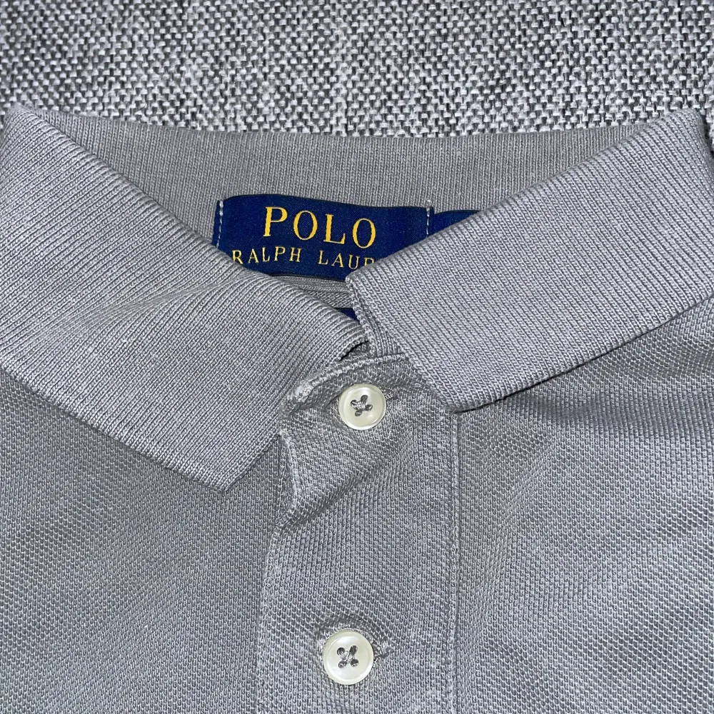 Grå piké från Polo Ralph Lauren i storleken S slimfit. . T-shirts.