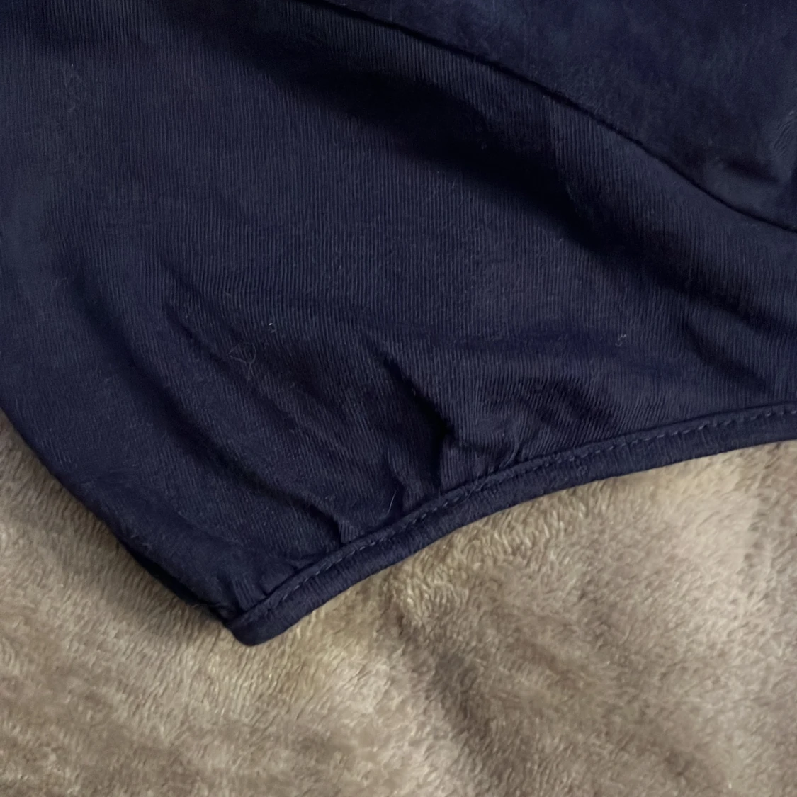 Mörkblå tshirt. - 91