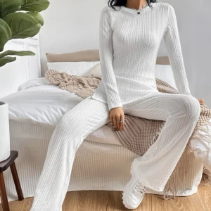 Vit ribbad set  - Använt 2-3 gånger arnas helt ny. Säljer pågrund av att den inte används längre 