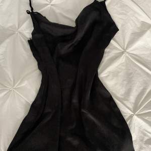 svart klänning i storlek s, mer bilder privat