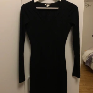 tight svart klänning💕 - Svart, knälång (jag är 170) klänning från H&M i storlek xs. Ganska tjockt material, extra tyg på insidan av bysten. Endast lite stretch så skulle säga att den passar upp till S. Kontakta vid frågor eller intresse!💕 Frakt betalas av köparen.