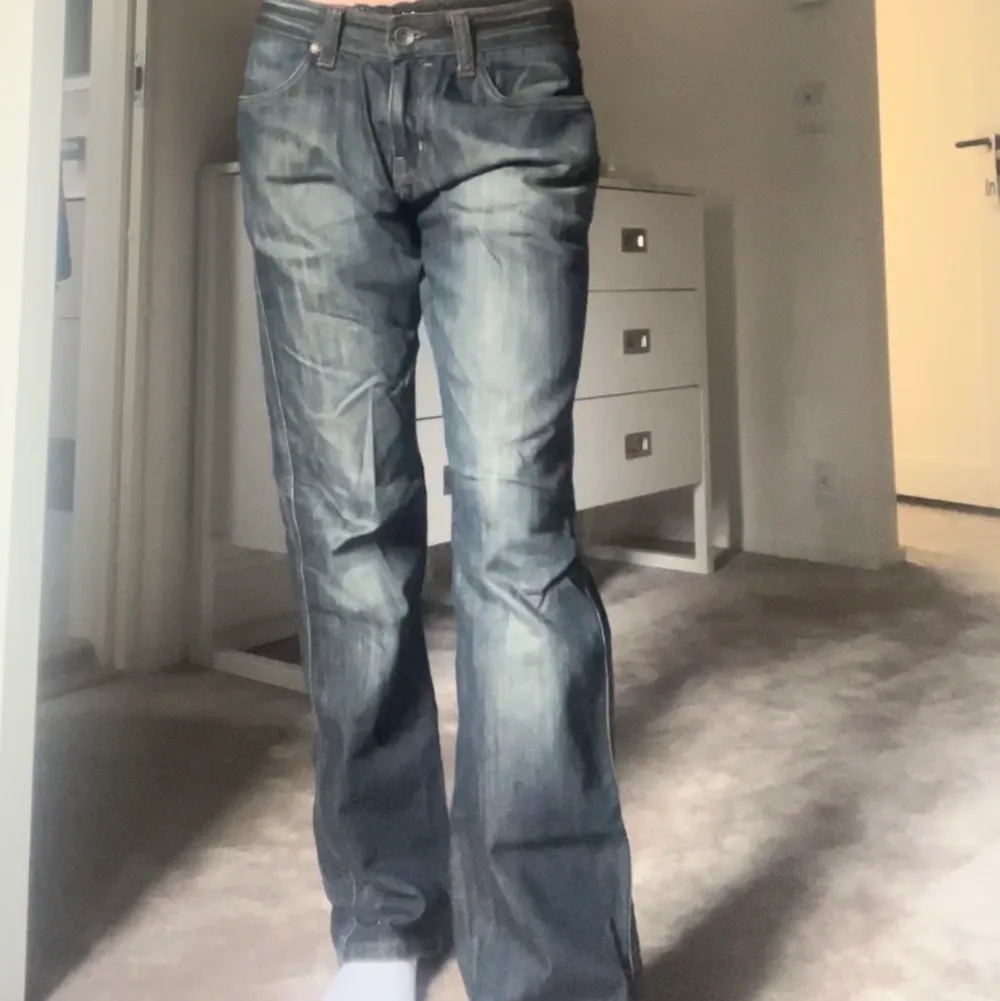 Säljer dessa skitsnygga levis liknande vintage jenas. Såå fina!! Jag är 170cm. Jeans & Byxor.