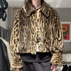 Päls jacka - Leopard fejk pälsjacka. Oversized. Står inte storlek men skulle säga en storlek M/L! Inga slitningar! I super bra skick