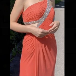 KLÄNNING  - en skit fin orange/korall färgad klänning!