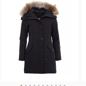 Canada Goose  - Hej! Säljer min Canada Goose jacka i storlek S modellen är rossclair parka säljer den eftersom jag vill köpa en jacka med ett annat märke! Kvitto finns  🤍 